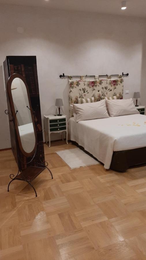 Casale Santa Maria Di San Vittorino Apartamento